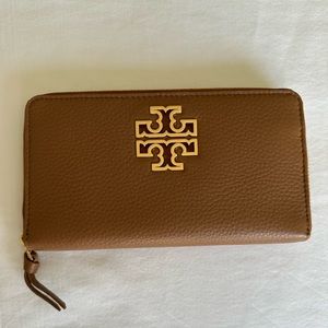 Tory Burch Britten Zip Continental (Bark)